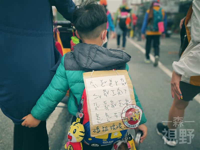 小男孩跟著家臉書人一起跟著白沙屯媽祖進香、鑽轎腳替阿祖祈福，孝心感動許多網友。(圖／白沙屯媽祖全球徒步聯誼會）