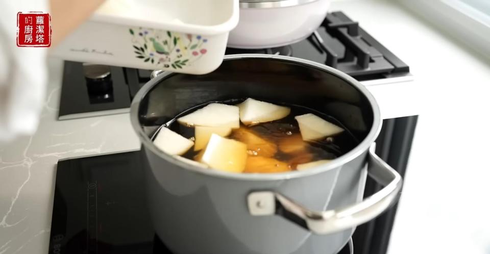 白蘿蔔泡高湯能幫助入味，還能避免接觸空氣而氧化變黑。