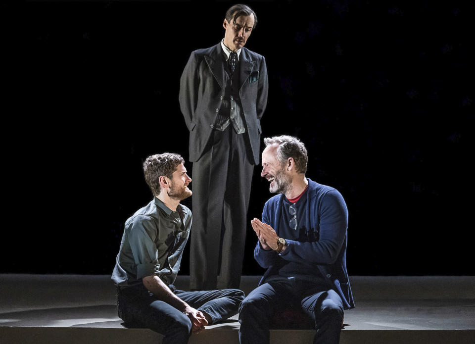 En esta imagen difundida por Polk & Co., Kyle Soller, Paul Hilton y John Benjamin Hickey, de izquierda a derecha, en "The Inheritance". (Matthew Murphy/Polk & Co. via AP)