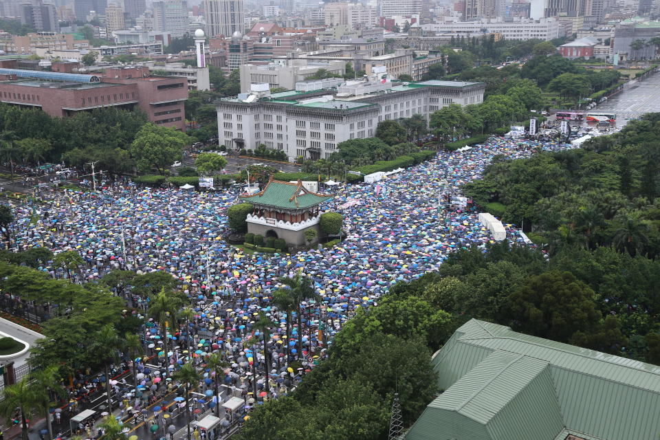 ▲「拒絕紅色媒體、守護台灣民主」活動，今在凱道舉行，現場雨勢大，但人潮也相當多。(圖／葉政勳攝)