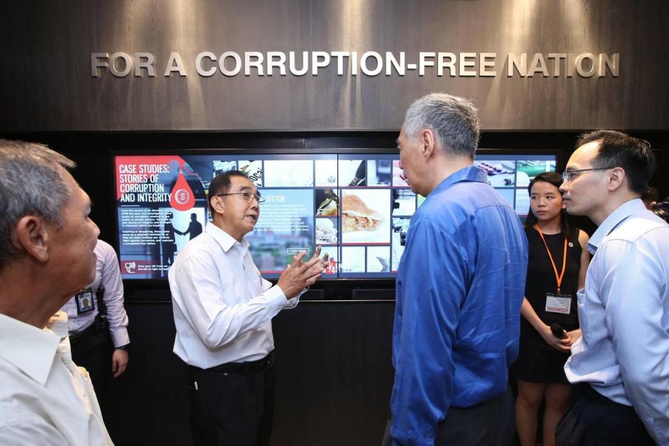2017年6月6日，新加坡總理李顯龍在新加坡貪污舉報與文物中心開幕儀式上說，新加坡專業的公務體系提供公平而實際的薪資和民營事業的衡量標準大大降低了收受賄賂的誘惑。（Facebook/Lee Hsien Loong）