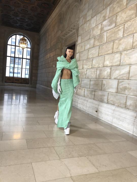 Una modelo recorre la pasarela durante la presentación de la colección otoño 2022 de Marc Jacobs en la Biblioteca Pública de Nueva York, el lunes 27 de junio de 2022. (Foto AP/Jocelyn Noveck)