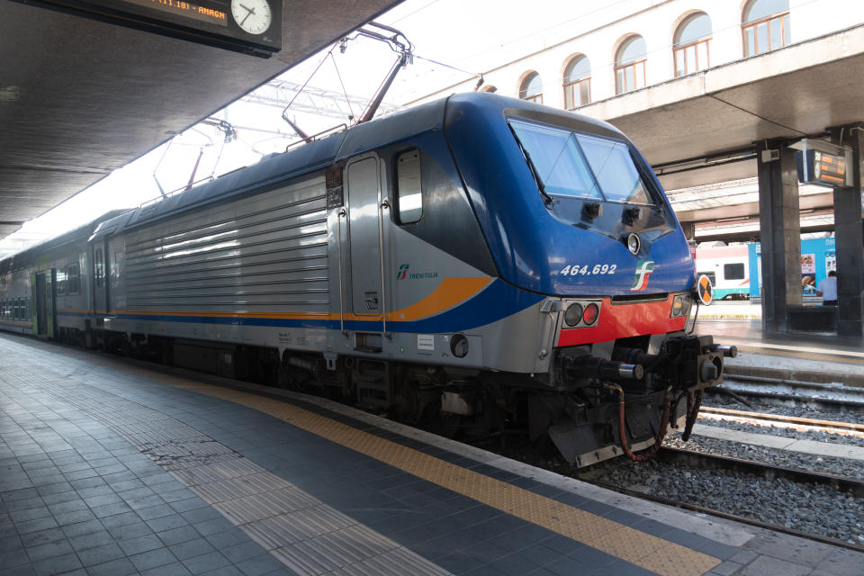 Accoltella la moglie e si butta sotto un treno