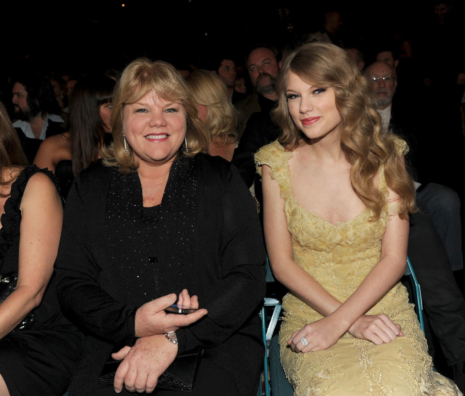 LAS VEGAS, NV - APRIL 03:  Andrea Swift (L) and singer Taylor Swift in the audience at the 46th Annual Academy Of Country Music Awards held at the MGM Grand Garden Arena on April 3, 2011 in Las Vegas, Nevada.  (Photo by Kevin Winter/ACMA2011/Getty Images for ACM)