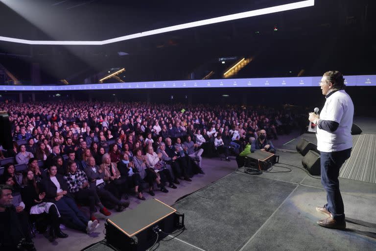 Carlos Páez Vilaró habla en el evento realizado en el Movistar Arena