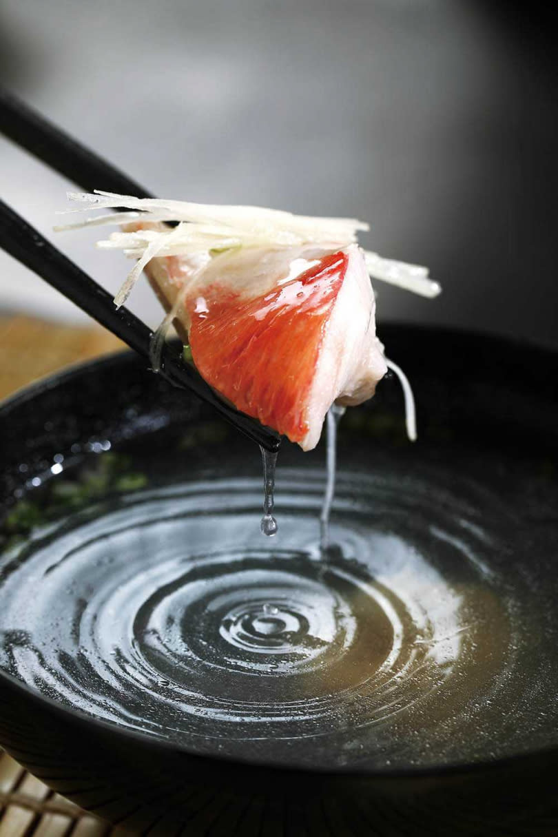用油脂豐厚的金目鯛做魚清湯，肉質幼嫩細緻，湯頭鮮美。（圖／于魯光攝）