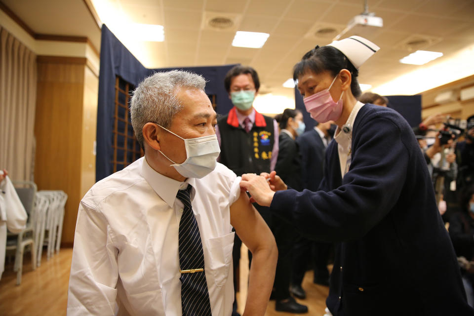 花蓮慈濟醫院王志鴻副院長接受施打疫苗