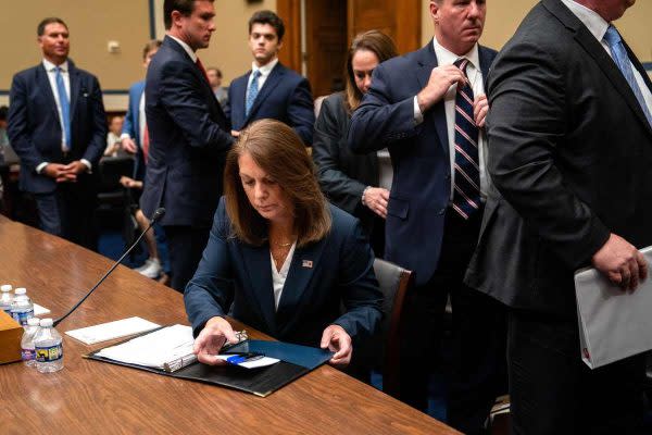 Kimberly Cheatle, directora del Servicio Secreto de EU, después de testificar sobre su responsabilidad en el atentado contra Trump