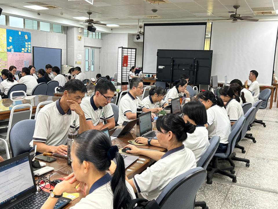 慈中教職員參加google教育家第一級認證考試