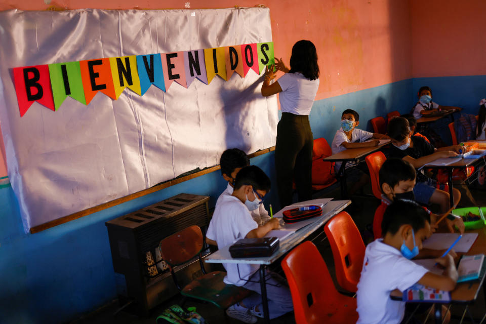 Una clase de una escuela de Ciudad Juarez, México. El Gobierno de AMLO está gastando unos $488 pesos al mes en educación por ciudadano. Foto: REUTERS/Jose Luis Gonzalez