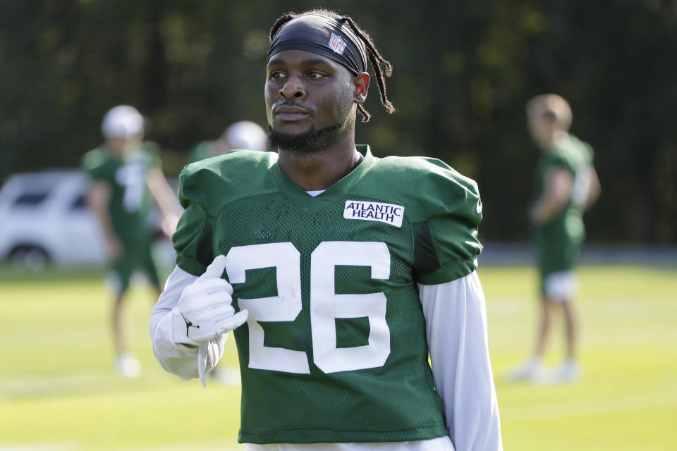 New York Jets running back Le'Veon Bell participates in a practice at the NFL football team's training camp in Florham Park, N.J., Thursday, July 25, 2019. (AP Photo/Seth Wenig)