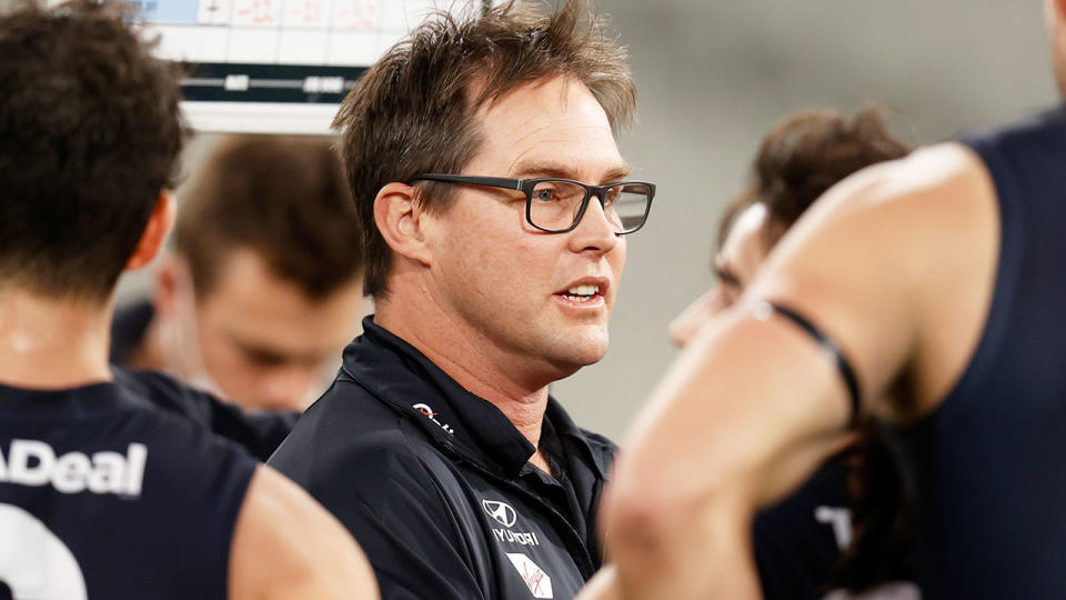 Pictured here, David Teague addresses his Carlton players during an AFL game in 2021.