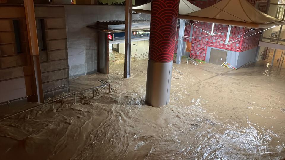 港鐵黃大仙站 B3 出口位置嚴重水浸。