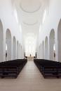 <p>El británico John Pawson eliminó todo el color en la reforma de la iglesia de St. Moritz, que tras casi mil años de historia habia sido devastada por incendios, bombardeos y ya había tenido varias reconstrucciones. Se encuentra en la ciudad alemana de Augsburgo.</p>