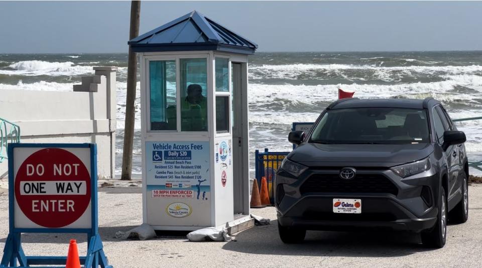 The toll booth at Silver Beach Avenue in Daytona Beach operates on Monday, Oct. 2, 2023.