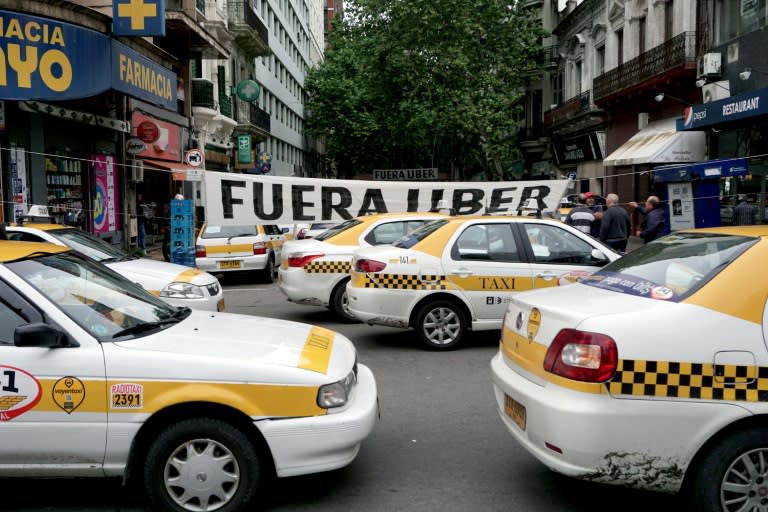 Unos conductores de taxis bloquean una calle de Montevideo frente a un hotel donde la compañía Uber entrenaba a chóferes el 13 de noviembre de 2015 (Panta Astiazaran)