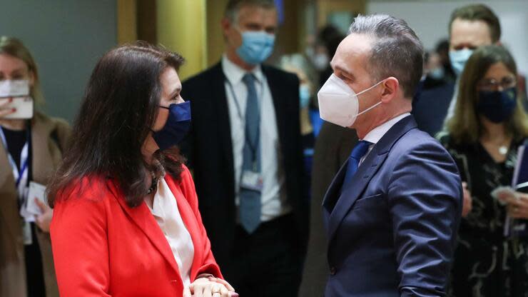 Ann Linde (l), Außenministerin von Schweden, spricht mit Heiko Maas (SPD), Bundesaußenminister, beim Treffen der EU-Außenminister im Gebäude des Europäischen Rates. Foto: dpa