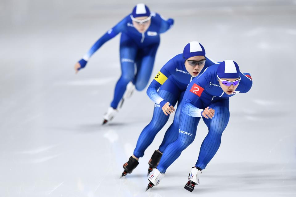 South Korean speed skaters Kim Bo-reum and Park Ji-woo left Noh Seon-yeong during their team pursuit race on Tuesday. (Getty)