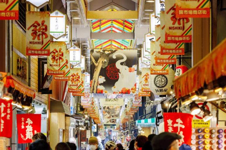 京都市中心的熱門觀光景點「錦市場」。（圖／翻攝自京都市旅遊指南官網）