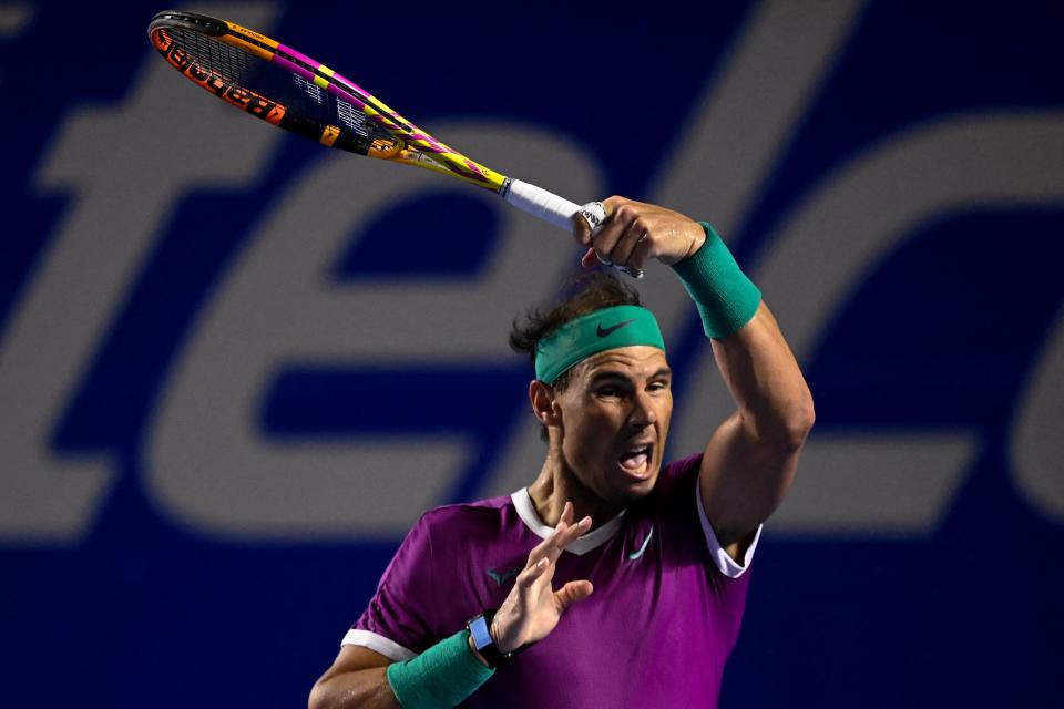 El español Rafael Nadal le devuelve el balón al estadounidense Stefan Kozlov durante su partido de tenis individual masculino ATP Open 500 de México en el Arena GNP, en Acapulco, México, el 23 de febrero de 2022. (Foto de PEDRO PARDO/AFP) (Foto de PEDRO PARDO/AFP vía Getty Images)