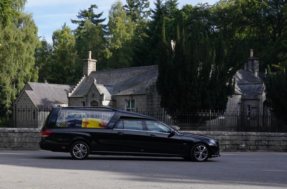 El féretro pasó por el pueblo de Ballater poco después de abandonar Balmoral (PA)