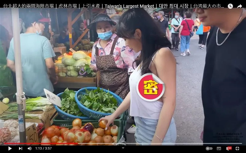 近日菜市場卻驚見一名綁著馬尾的正妹，穿著火辣瞬間引起關注。（圖／翻攝自黑男YouTube）