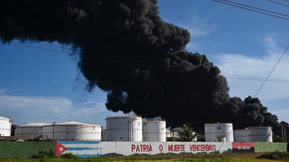 Incendio en tanques de petróleo en Matanzas, Cuba, deja más de 70 heridos y 17 desaparecidos