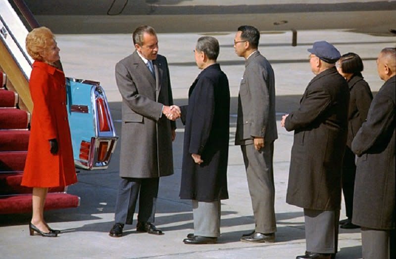 1972年尼克森到達北京後，與中華人民共和國國務院總理周恩來握手。（維基百科）