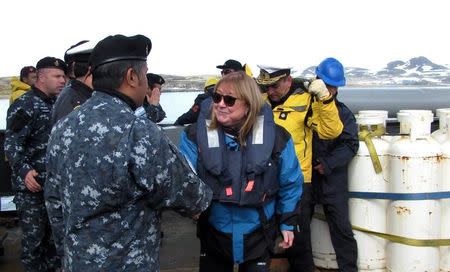 La ministra de Relaciones Exteriores de Argentina, Susana Malcorra, saluda a un miembro de la tripulación de la embarcación Islas Malvinas mientras se aproxima a la Base Carlini de Argentina en la Antártida, 12 de enero de 2017. REUTERS/Nicolas Misculin
