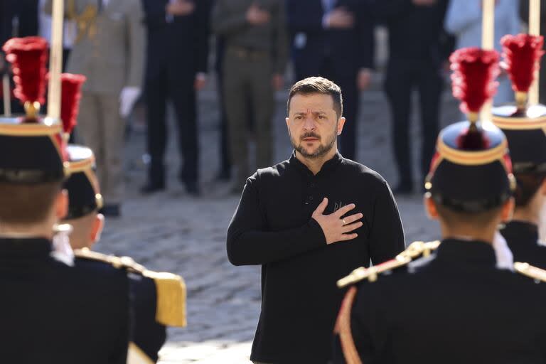 El presidente ucraniano Volodimir Zelensky asiste a una ceremonia militar de honor, el viernes 7 de junio de 2024 en el monumento de los Inválidos en París.