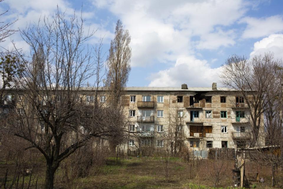 <div class="inline-image__caption"><p>Several buildings near the front line are deserted due to shelling. However, it is not only the war that makes people leave. It is also the closure of factories and mines.</p></div> <div class="inline-image__credit">Emil Filtenborg</div>