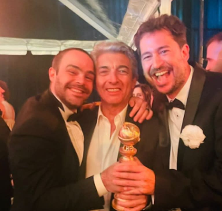 Peter Lanzani, Ricardo Darín y Santiago Mitre con el Globo de Oro en mano (Foto: Captura Instagram/@lanzanipeter)