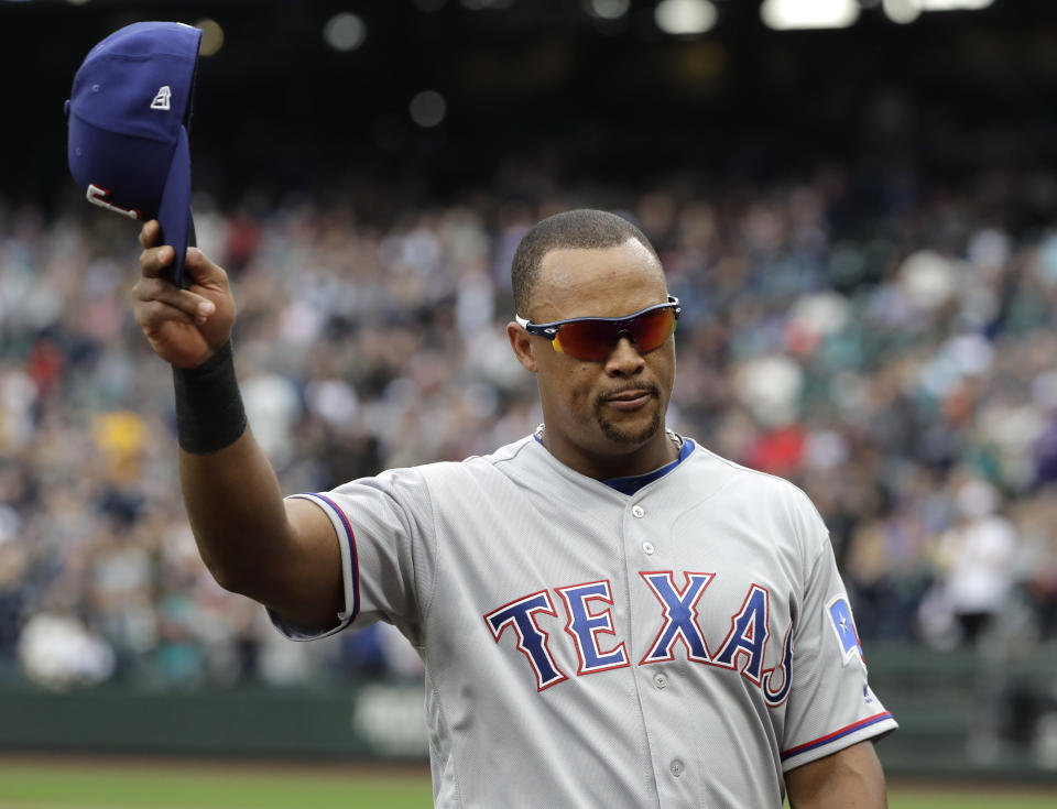 ARCHIVO - En esta foto del 30 de septiembre de 2018, Adrián Beltré de los Rangers de Texas saluda durante un juego ante los Marineros de Seattle. El tercera base dominicano anunció su retiro tras 21 temporadas en las Grandes Ligas. (AP Foto/Ted S. Warren)