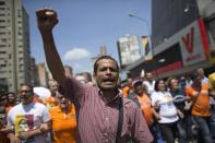 A man shouts slogans against government of President Nicolas Maduro as protesters gather for a demonstration in Caracas, Venezuela, Saturday, April 8, 2017. Opponents of President Nicolas Maduro are preparing to flood the streets of Caracas on Saturday as part of a week-long protest movement that shows little sign of losing steam. (AP Photo/Ariana Cubillos)