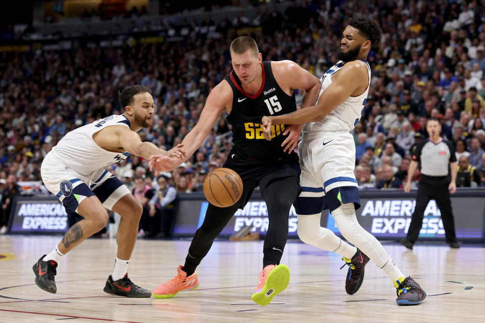 La defensa de Minnesota arrolló a Nikola Jokić y a los Nuggets el lunes.  (Matthew Stockman/Getty Images)