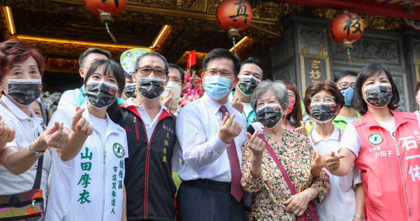 民進黨新北市長參選人林佳龍與母親一起前往參拜新北板橋真武廟。（圖／張文玠攝）