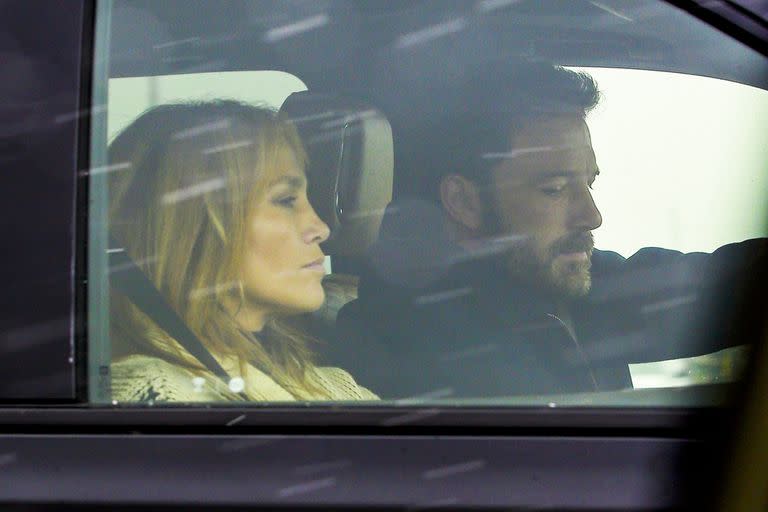 Ben Affleck y Jennifer Lopez fueron fotografiados juntos yendo al aeropuerto en Montana