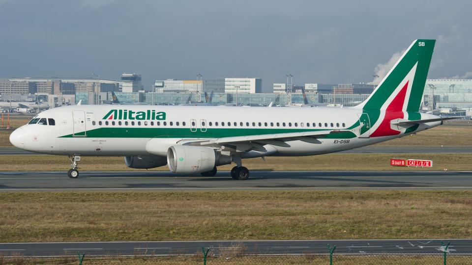 Ein Airbus A320 der italienischen Airline Alitalia auf dem Flughafen Frankfurt.