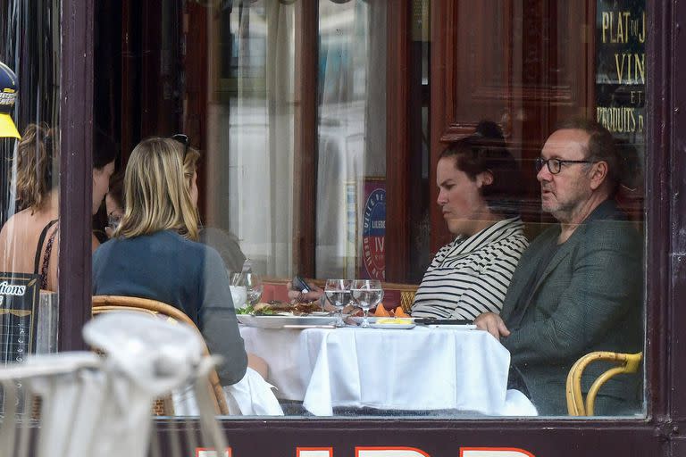 Mientras se enfrenta a la Justicia por las acusaciones de abuso sexual, el actor Kevin Spacey fue fotografiado almorzando con amigos en el establecimiento La Brasserie Lipp, en París, Francia