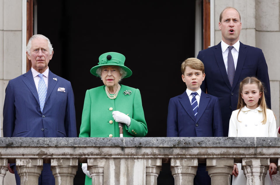 LONDON, UNITED KINGDOM - JUNE 05: (EMBARGOED FOR PUBLICATION IN UK NEWSPAPERS UNTIL 24 HOURS AFTER CREATE DATE AND TIME) Prince Charles, Prince of Wales, Queen Elizabeth II, Prince George of Cambridge, Prince William, Duke of Cambridge and Princess Charlotte of Cambridge stand on the balcony of Buckingham Palace following the Platinum Pageant on June 5, 2022 in London, England. The Platinum Jubilee of Elizabeth II is being celebrated from June 2 to June 5, 2022, in the UK and Commonwealth to mark the 70th anniversary of the accession of Queen Elizabeth II on 6 February 1952. (Photo by Max Mumby/Indigo/Getty Images)