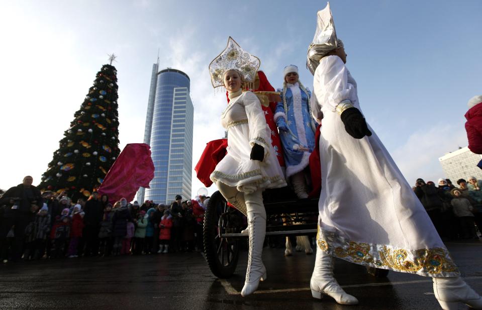 People dressed up as Father Frost, the equivalent of Santa Claus, and Snow Maiden take part in celebrations for Christmas in central Minsk December 25, 2013. REUTERS/Vasily Fedosenko (BELARUS - Tags: SOCIETY)