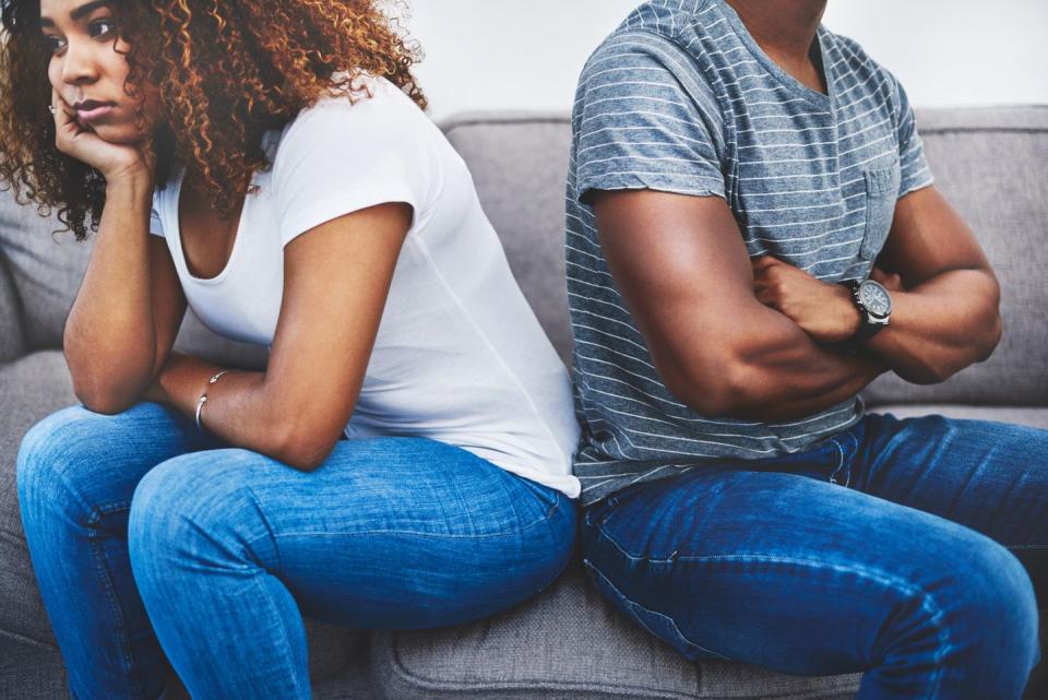 what to do after a fight girlfriend and boyfriend facing away from each other on the couch