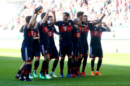 Soccer Football - Bundesliga - FC Augsburg vs Bayern Munich - WWK Arena, Augsburg, Germany - April 7, 2018 Bayern Munich's Thomas Mueller and team mates celebrate winning the league in front of the fans at the end of the match REUTERS/Michael Dalder