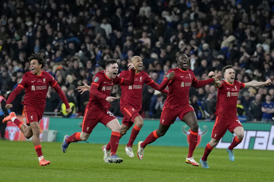 Los jugadores de Liverpool celebran tras ganar la Copa de la Liga al vencer 11-10 a Chelsea por penales, el domingo 27 de febrero de 2022. (AP Foto/Alastair Grant)