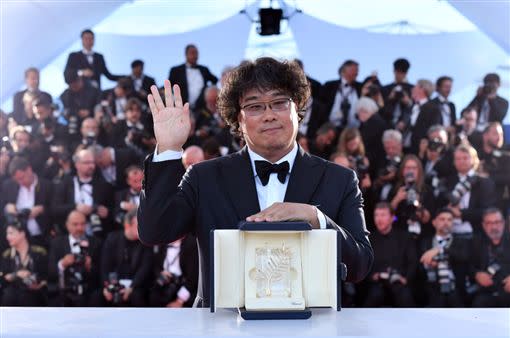 南韓導演奉俊昊（Bong Joon-ho）執導的「寄生上流」（Parasite）去年拿下坎城影展最高榮譽金棕櫚獎。（圖／翻攝自@goldenglobes推特）