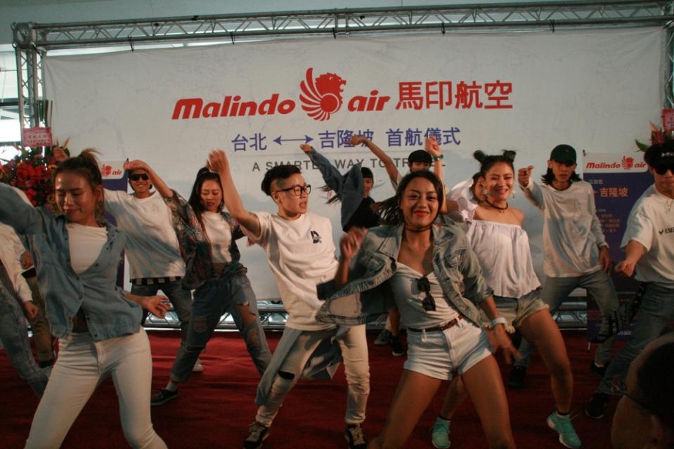 馬印航空首航特邀知名舞團Dance Soul於旅客入境台灣時安排快閃表演！