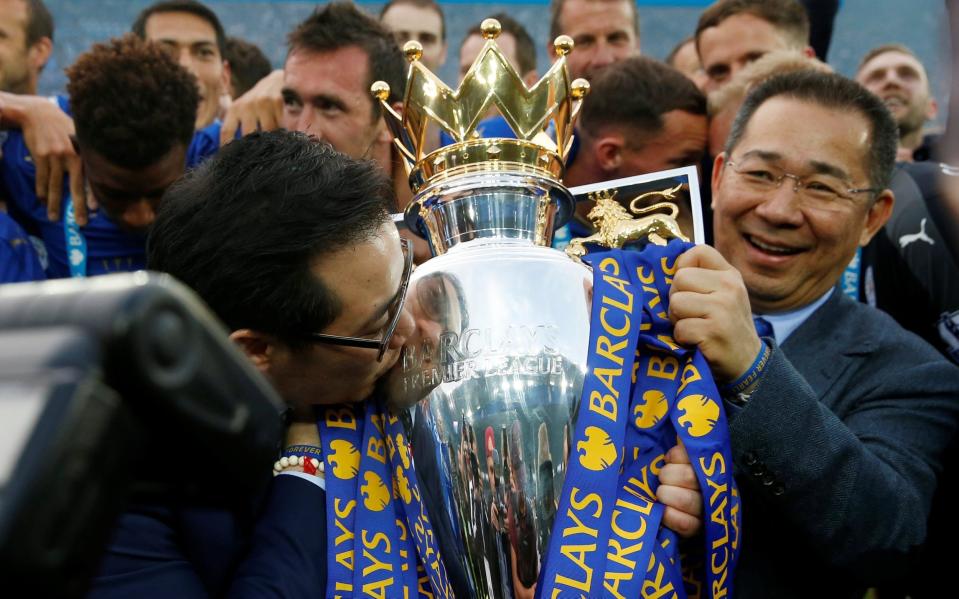 Vichai Srivaddhanaprabha (R) with the Premier League trophy - Reuters/Andrew Boyers