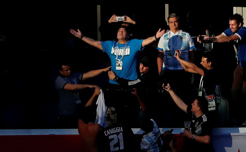 IMAGEN DE ARCHIVO. Personas tomas fotografías al exastro del fútbol argentino Diego Maradona durante el partido entre Argentina y Nigeria por el Grupo D del Mundial de Rusia, en San Petersburgo