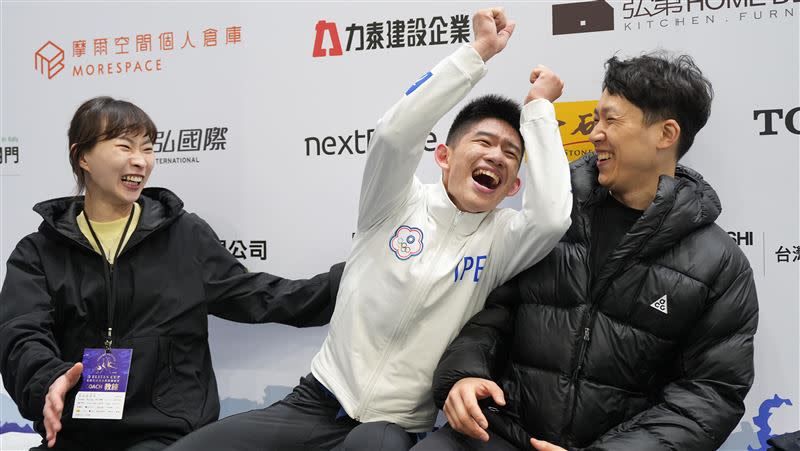 台灣花式滑冰小將李宇翔在分數確認出爐後，情緒激動慶祝。（圖／滑冰協會提供）