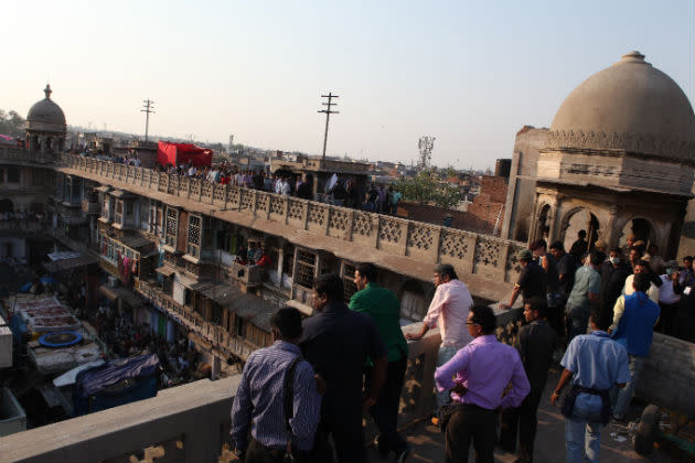 According to a source, while shooting for this action comedy movie, Akshay got emotional on the set. “We were shooting for a scene in Chandni Chowk which was hardly some 200 meters away from Akshay’s old house. That was the place where he grew up. Infact the house is still there, with some of his relatives residing there. Akshay wanted a glimpse of his old house as he hadn’t visited the place for a few years now. But it was impossible for him to reach his old house in Chandni Chowk in the day as he would get mobbed by the crowd. So one early morning, at 4:00am, Akshay drove the car himself and went outside his house, stood there for 30 minutes and relived the old happy days.”